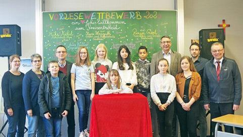 Die Siegerin Anna Müller (Mitte) mit den weiteren Teilnehmern, der Jury sowie Organisator Thomas Hauptmann (vierter von links), Schulleiter Uwe Schönfeld (vierter von rechts) und Moderatorin Monika Kotschenreuther (dritte von rechts).  Foto: Heike Schülein
