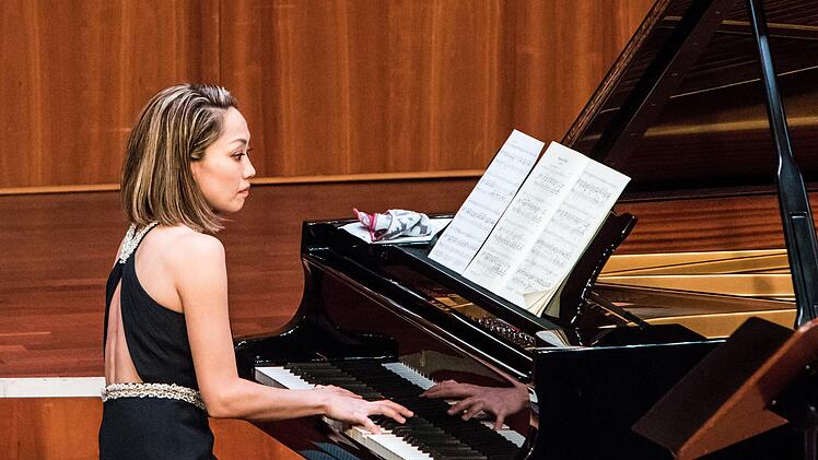 Die Pianistin Kyoko Frank, die Geigerin Megumi Ideka und der Hornist Jonathan Baur beeindruckten das Publikum im Coburger Kongresshaus.