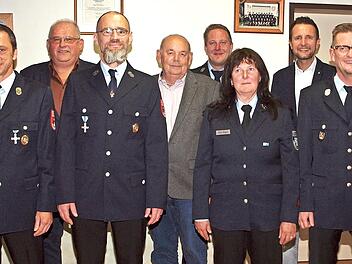 Freuen sich nach der Kommandantenwahl auf die Aufgaben der kommenden Jahre: (hinten, v. li.) Uwe Reinhardt, Otto Dinkel, Roland Lowig, Tobias Mager, B&uuml;rgermeister Andreas H&uuml;gerich, (vorne v. li.) Horst S&uuml;nkel, Kommandant Marco Bezold, Stellvertret...