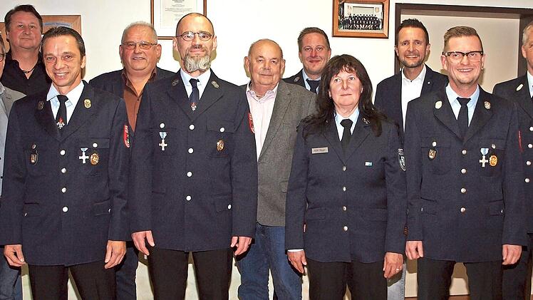 Freuen sich nach der Kommandantenwahl auf die Aufgaben der kommenden Jahre: (hinten, v. li.) Uwe Reinhardt, Otto Dinkel, Roland Lowig, Tobias Mager, B&uuml;rgermeister Andreas H&uuml;gerich, (vorne v. li.) Horst S&uuml;nkel, Kommandant Marco Bezold, Stellvertret...