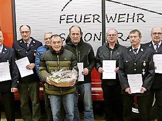 F&uuml;r langj&auml;hrige Mitgliedschaft im Feuerwehrverein ehrte Vorsitzender Matthias M&uuml;ller ( rechts): (v.l.) Bernold Martin, Leo B&uuml;chner, Ottmar Martin, Heribert Beck, Josef Schneider, Heinrich Reith, Hermann, M&uuml;ller, Lothar Kn&uuml;ttel und Peter Beck.