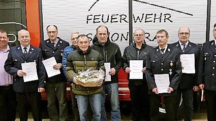 F&uuml;r langj&auml;hrige Mitgliedschaft im Feuerwehrverein ehrte Vorsitzender Matthias M&uuml;ller ( rechts): (v.l.) Bernold Martin, Leo B&uuml;chner, Ottmar Martin, Heribert Beck, Josef Schneider, Heinrich Reith, Hermann, M&uuml;ller, Lothar Kn&uuml;ttel und Peter Beck.