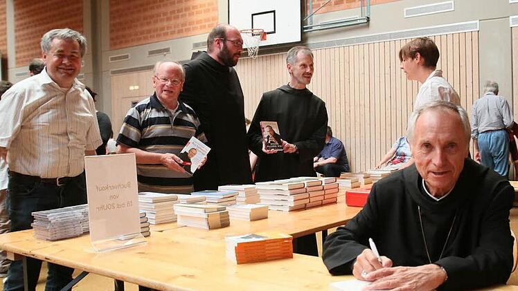 Abtprimas Notker Wolf beim Signieren von Büchern.