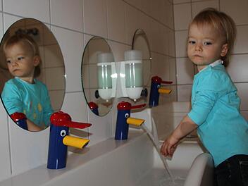 Giulia probiert das neue Badezimmer für die Kleinsten aus. Fotos: Ulrike Müller