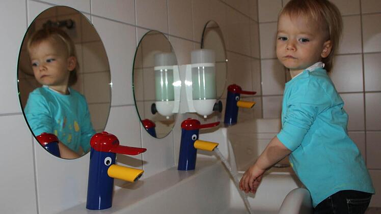 Giulia probiert das neue Badezimmer für die Kleinsten aus. Fotos: Ulrike Müller