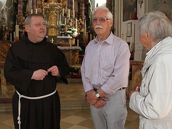 Franziskanerpater Adrian Manderla hat schon viele Pilger getroffen. Reinfried Lengenfelder besucht mit seiner Frau Renate die Basilika immer wieder gerne und erzählt von früheren Pilgerreisen zu Fuß. Doch mit über achtzig Jahren fahren die Lengenfelders jetzt lieber mit dem Auto in die Basilika. Foto: Sonja Adam