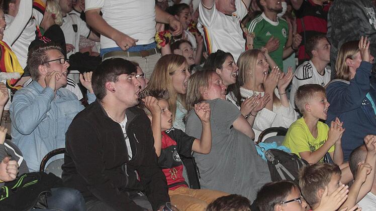 Gezittert, gefiebert - und gefeiert: Die Besucher des Public Viewings in der Stadthalle gingen in den 120 Spielminuten des Finales durch ein Wechselbad der Gefühle! Erst als Messi den letzten Freistoß verschoss, war der WM-Titel endgültig eingetütet. Fotos: Jochen Nützel