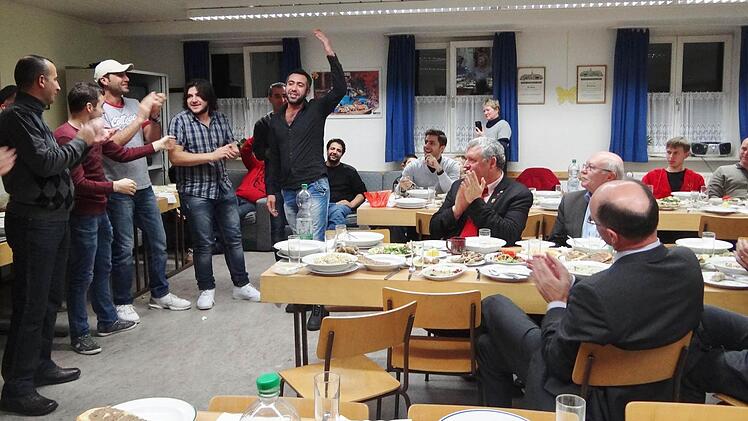 Die Männer aus dem Irak und Syrien haben für ihre Gäste nicht nur gekocht sondern auch Tänze aus der Heimat gezeigt. Foto: Johanna Eckert