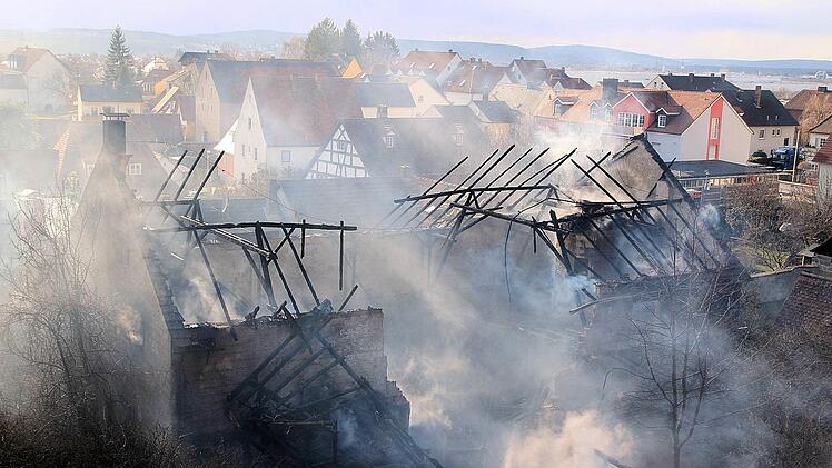 Bei dem Brand eines Stalls in Buttenheim waren am Osterwochenende über 20 Kühe umgekommen. Die Tierrechtsorganisation Peta vermutet Verstöße beim Brandschutz. Tierärzte und der Bauernverband kritisieren die Organisation für ihr Vorgehen schwer.  Foto: Ferdinand Merzbach/Archiv