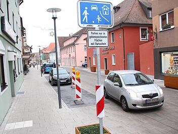 Der Parkplatz an der Ecke Hauptstraße/Vogelseck ist bereits mit Warnbaken gesperrt.  Foto: Christian Bauriedel
