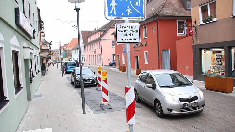 Der Parkplatz an der Ecke Hauptstraße/Vogelseck ist bereits mit Warnbaken gesperrt.  Foto: Christian Bauriedel