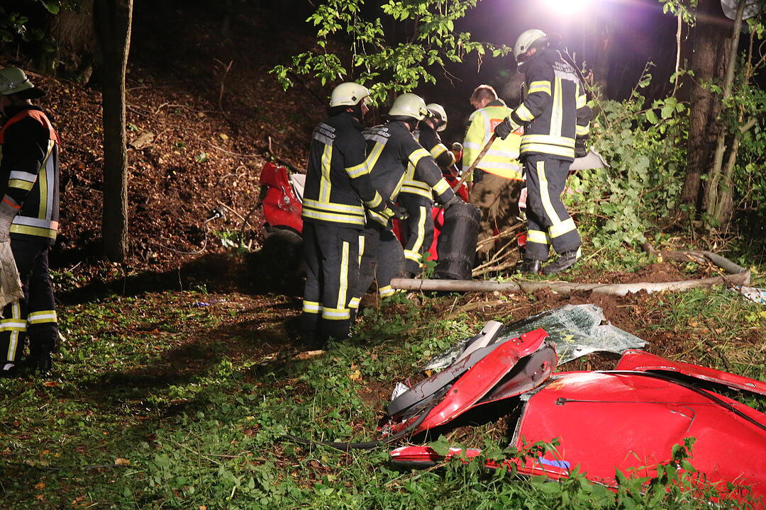 Auto überschlägt sich ab B289 bei Kauerndorf