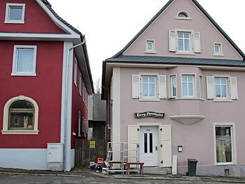 Geschlossen ist inzwischen die Berg-Apotheke in Presseck. Sie wird zurzeit in eine Physiotherapie-Praxis umgebaut. Fotos: Klaus Klaschka
