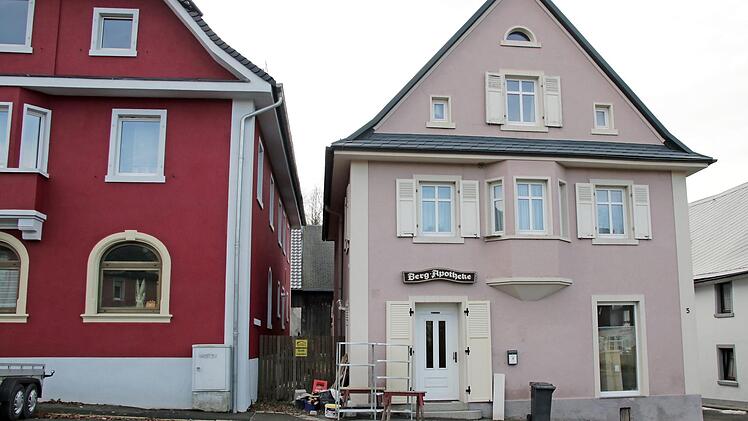 Geschlossen ist inzwischen die Berg-Apotheke in Presseck. Sie wird zurzeit in eine Physiotherapie-Praxis umgebaut. Fotos: Klaus Klaschka