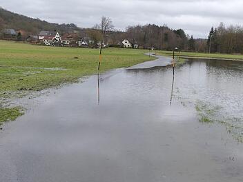 Im Landkreis Kulmbach gab die Hochwasserzentrale für einige Kommunen Meldestufe 3 aus. Im Bild die überflutete Straße zwischen Waizendorf und Feuln bei Trebgast.Dieter Hübner
