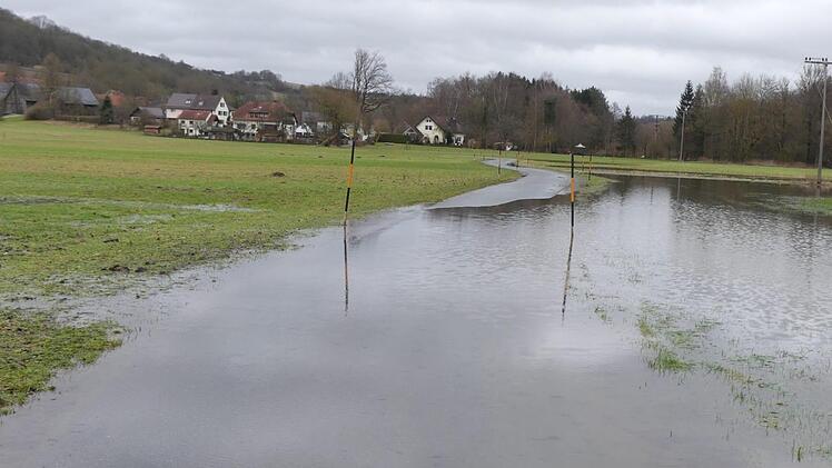 Im Landkreis Kulmbach gab die Hochwasserzentrale für einige Kommunen Meldestufe 3 aus. Im Bild die überflutete Straße zwischen Waizendorf und Feuln bei Trebgast.Dieter Hübner