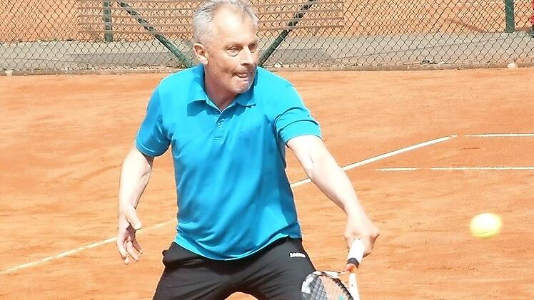 Nachdem er sein Einzel gewonnen hatte, setzte sich Albert Wich vom TC Steinwiesen auch im Doppel mit Reiner Simon durch.  Foto: Hans Franz