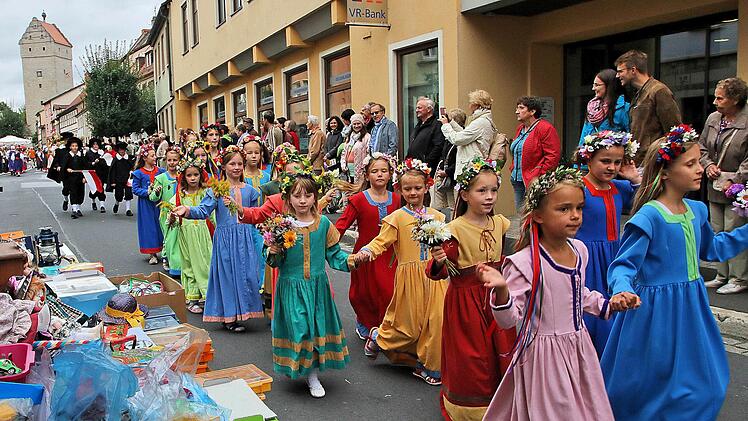 Die Teilnehmer am Heimatspiel zogen, vorbei an Hunderten von winkenden Zuschauern und den Verkaufsständen, vom Oberen Tor bis zu ihrer Spielstätte vor dem Heimatsspielhaus. Mit dabei waren auch Pferde, Ziegen, Hunde und Gänse. Foto: Dieter Britz