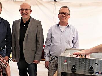 Unser Bild zeigt (von links) Heimbeirat Holger Hühnert, Thomas Scherer und Matthias Hoderlein von der Heimleitung, Awo-Ortsvorsitzenden Ralf Beutner und Hausmeister Wolfgang Beierlein am Grill.  Foto: W. Reißaus