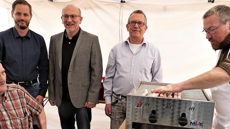 Unser Bild zeigt (von links) Heimbeirat Holger Hühnert, Thomas Scherer und Matthias Hoderlein von der Heimleitung, Awo-Ortsvorsitzenden Ralf Beutner und Hausmeister Wolfgang Beierlein am Grill.  Foto: W. Reißaus