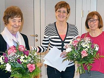 Vorsitzende Christa Partheymüller (Mitte) ernannte mit Rita Vogel (rechts) und Anneliese Eilmus die ersten beiden Ehrenmitglieder des Obst- und Gartenbauvereins Redwitz. Foto: Thomas Micheel