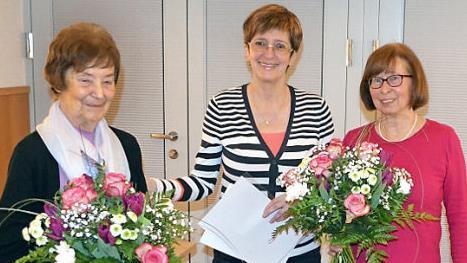 Vorsitzende Christa Partheymüller (Mitte) ernannte mit Rita Vogel (rechts) und Anneliese Eilmus die ersten beiden Ehrenmitglieder des Obst- und Gartenbauvereins Redwitz. Foto: Thomas Micheel