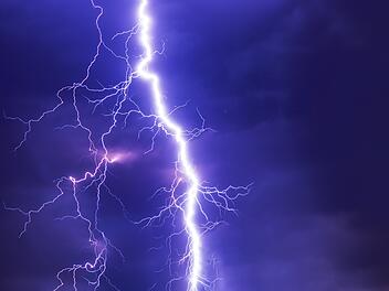 Für Montag und Dienstag warnt der Deutsche Wetterdienst für Teile Bayerns vor heftigem Regen, Gewittern und Hagel.