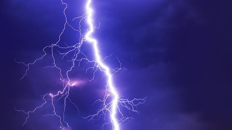 Für Montag und Dienstag warnt der Deutsche Wetterdienst für Teile Bayerns vor heftigem Regen, Gewittern und Hagel.