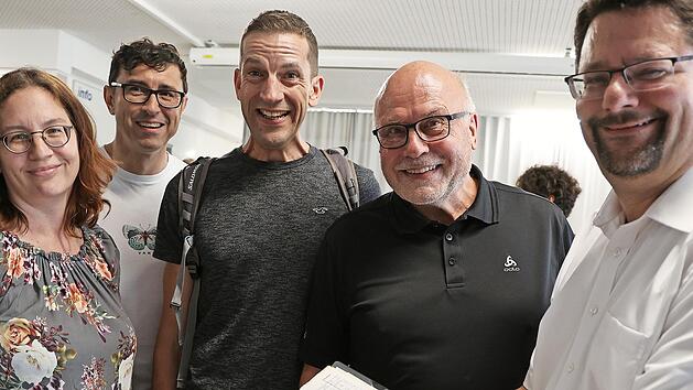 Die ehemalige W 12B hatte das Klassenbuch dabei, das sie seinerzeit hatten verschwinden lassen. Das Bild zeigt Susanne St&ouml;hr, Steffen Grampp, J&ouml;rg Schleicher, Klaus Vietze und Stefan Wicklein.