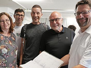 Die ehemalige W 12B hatte das Klassenbuch dabei, das sie seinerzeit hatten verschwinden lassen. Das Bild zeigt Susanne Stöhr, Steffen Grampp, Jörg Schleicher, Klaus Vietze und Stefan Wicklein.
