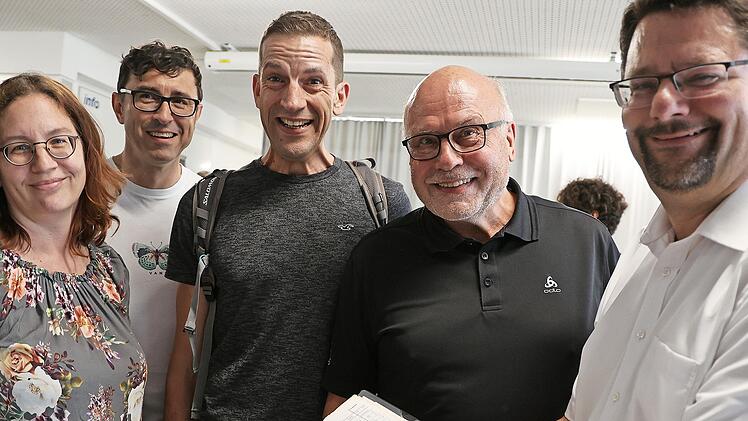 Die ehemalige W 12B hatte das Klassenbuch dabei, das sie seinerzeit hatten verschwinden lassen. Das Bild zeigt Susanne Stöhr, Steffen Grampp, Jörg Schleicher, Klaus Vietze und Stefan Wicklein.