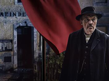 Nicht auffallen, niemandem etwas schulden: Der Schuster Julius Kraus (Josef Hader) ist der Protagonist des Zweiteilers nach Oskar Maria Grafs Roman "Unruhe um einen Friedfertigen".