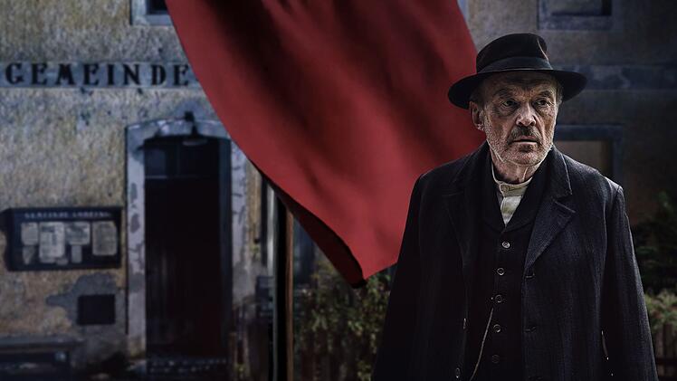 Nicht auffallen, niemandem etwas schulden: Der Schuster Julius Kraus (Josef Hader) ist der Protagonist des Zweiteilers nach Oskar Maria Grafs Roman "Unruhe um einen Friedfertigen".