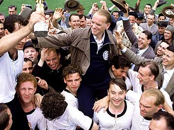 Das Wunder von Bern (2003) Niemand hat damit gerechnet, aber unter Sepp Herbergers (Peter Franke, Mitte) führender Hand gewann die deutsche Fußballnationalmannschaft tatsächlich die WM 1954 in Bern.