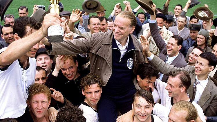 Niemand hat damit gerechnet, aber unter Sepp Herbergers (Peter Franke, Mitte) f&uuml;hrender Hand gewann die deutsche Fu&szlig;ballnationalmannschaft tats&auml;chlich die WM 1954 in Bern.