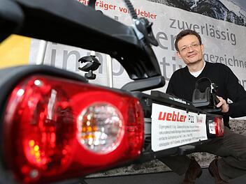 "Fahrzeugtechnik ist mein Ding": Firmenchef Klaus Uebler (50), der Maschinenbau studiert hat, konzentriert sich ganz auf das Kernthema "Kupplungsträger".  Fotos: Mathias Hoch