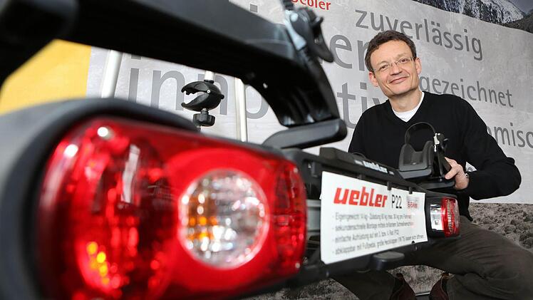 "Fahrzeugtechnik ist mein Ding": Firmenchef Klaus Uebler (50), der Maschinenbau studiert hat, konzentriert sich ganz auf das Kernthema "Kupplungsträger".  Fotos: Mathias Hoch