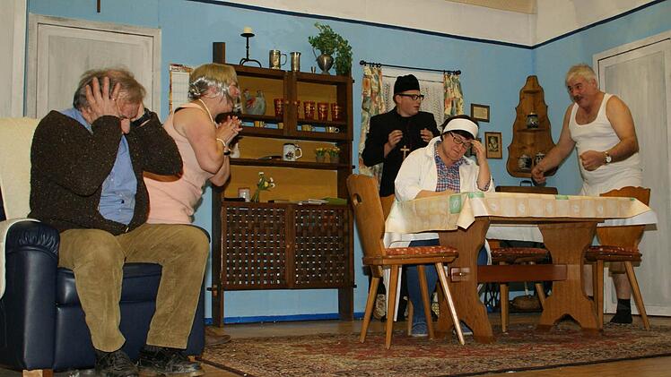 Mit einem Finale Furioso endet die Komödie "Suche Mann für meine bessere Hälfte", die die Theatergruppe Trossenfurt-Tretzendorf in diesem Jahr aufführt. Unser Bild zeigt von links Konrad Albert, Eveline Bößert, Fabian Stelzner, Roswitha Schmitt und Hans Albert.