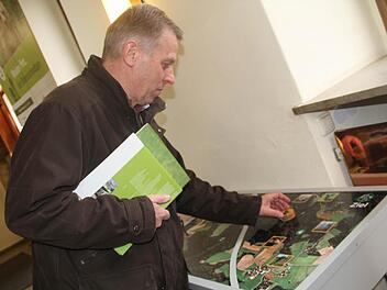 Der Interessierte kann sich in der Wanderausstellung "Die großen Vier - Vom Umgang mit Bär, Wolf, Luchs", wie Dieter Fischer im Bild, in die Rolle eines Luchses auf Reviersuche begeben. Achtung: An der Autobahn ist äußerste Vorsicht geboten! Foto: Gerda Völk