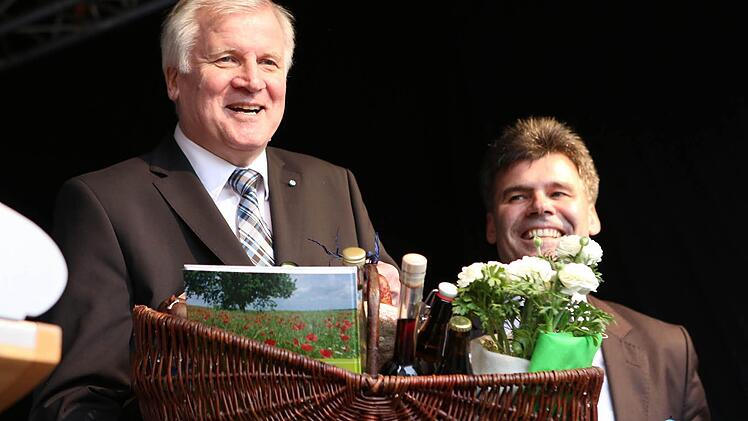 Horst Seehofer und der Oberauracher Bürgermeister Thomas Sechser (rechts): Es gab Oberauracher Spezialitäten für den Gast.