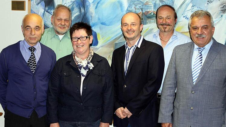 Die vom Stadtrat Wallenfels verabschieden Mitglieder (von links): Peter Düthorn, Hans-Jochen Vandrey, Gisela Neuner-Leipold, Michael Zeitler, Egelbert Stadelmann und Bürgermeister Peter Hänel. Foto: Michael Wunder