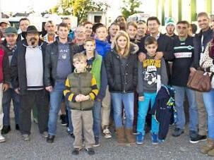 Präsident Helmut Hack (Siebter v.r.) mit Bewohnern und Mitarbeitern der Laufer Mühle im Greuther Stadion Foto: ptivat