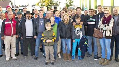 Präsident Helmut Hack (Siebter v.r.) mit Bewohnern und Mitarbeitern der Laufer Mühle im Greuther Stadion Foto: ptivat