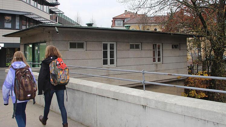 Auf den ersten Blick würde niemand vermuten, dass dieses Gebäude an der Mohrenbrücke unter Denkmalschutz steht. Foto: Helke Renner