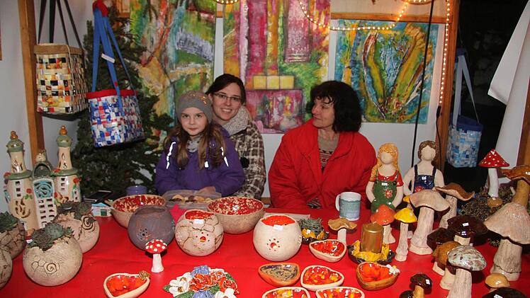 Nicole Lindner, Lena Lindner (7) und Ursula Matlok verkaufen Töpferwaren. Foto: Sonja Adam