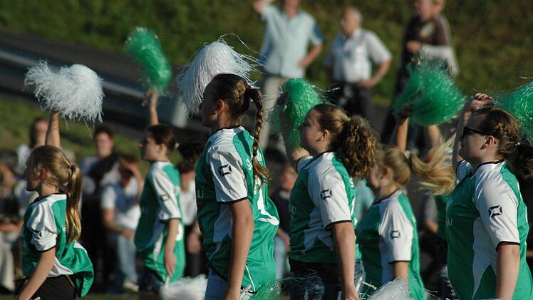 Tanzeinlage vor dem Spiel.  Foto: Sebastian Schmitt