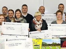 Die Vertreter und Abteilungsleiter der Vereine waren sehr erfreut über die Spenden des Vereins Ehrensache Dörfles-Esbach.  Foto: Michael Stelzner