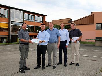 Große Synergien im Bereich Strom und Wärme soll der Nahwärmeverbund zwischen der Mauritiusschule, der Mehrfachturnhalle und der Grundschule Ahorn nutzen. Das versprechen sich Energieberater Marco Höhn (KBN), Bürgermeister Martin Finzel, Wolfgang Kießling und Michael Neft (ALE) sowie Bauamtsleiter Rainer Scholz (von links) aufgrund der jetzt vorliegenden Machbarkeitsstudie, die am Dienstag vorgestellt wurde. Sinn macht das Nahwärmenetz erst durch das zukünftige Lehrschwimmbecken, das an den "S...