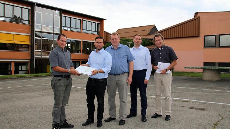 Große Synergien im Bereich Strom und Wärme soll der Nahwärmeverbund zwischen der Mauritiusschule, der Mehrfachturnhalle und der Grundschule Ahorn nutzen. Das versprechen sich Energieberater Marco Höhn (KBN), Bürgermeister Martin Finzel, Wolfgang Kießling und Michael Neft (ALE) sowie Bauamtsleiter Rainer Scholz (von links) aufgrund der jetzt vorliegenden Machbarkeitsstudie, die am Dienstag vorgestellt wurde. Sinn macht das Nahwärmenetz erst durch das zukünftige Lehrschwimmbecken, das an den "S...