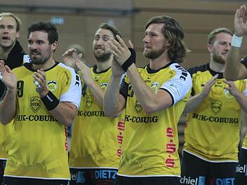 So kann es weitergehen. Die HSC-Spieler (von links): Stefan Lex, Dominik Kelm, Tobias Varvne, Till Riehn und Lukas Wucherpfennig bedankten sich nach dem Spiel bei ihren mitgereisten Fans. Am Samstag geht es gegen Schlusslicht Hagen - ein Heimsieg sollte da Pflicht sein.Iris Bilek